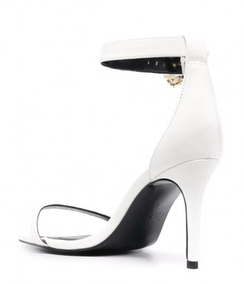 Белые босоножки VERSACE Jeans Couture 72VA3S71 с брендированной пряжкой
