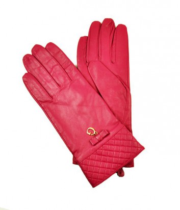 Женские кожаные перчатки Guess декорированы подвеской цвета фуксии