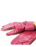 Женские кожаные перчатки Guess декорированы подвеской цвета фуксии