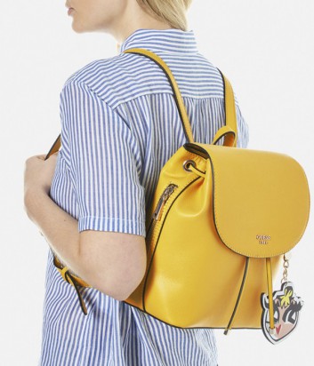 Женский рюкзак Guess Pin Up Pop с забавной подвеской ярко-желтый